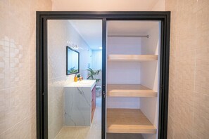 Apartamento Deluxe | Minibar y escritorio