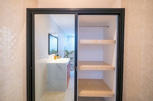 Minibar y escritorio