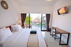 Deluxe Room | Minibar, desk