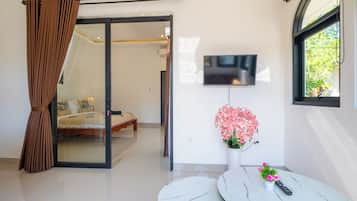Apartemen Deluks | Minibar dan meja kerja