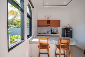 Deluxe Apartment | Private kitchen | Fridge, microwave, stovetop, dishwasher - Crystal Flow Guest House & Apartment Canggu (Canggu)