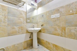 Deluxe-Doppelzimmer, Stadtblick | Badezimmer | Dusche, Handtücher, Seife, Shampoo