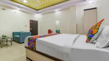 Family Quadruple Room | Desk, free WiFi