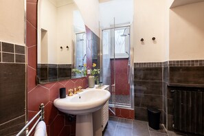 Douche, séchoir à cheveux, bidet, serviettes fournies