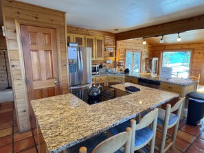 Fridge, microwave, oven, stovetop - NEW! Big with VIEWS, 11 beds, hot tub, pool table (Breckenridge)