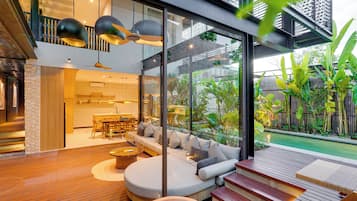 Villa, vista a la alberca | Área de sala de estar | Smart TV de 43 pulgadas con canales digitales y Netflix