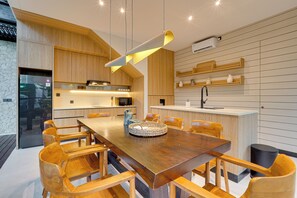 Villa, vue piscine | Salle à manger