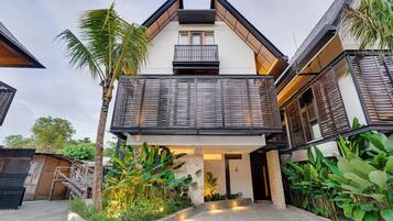 Vista frontal de la propiedad