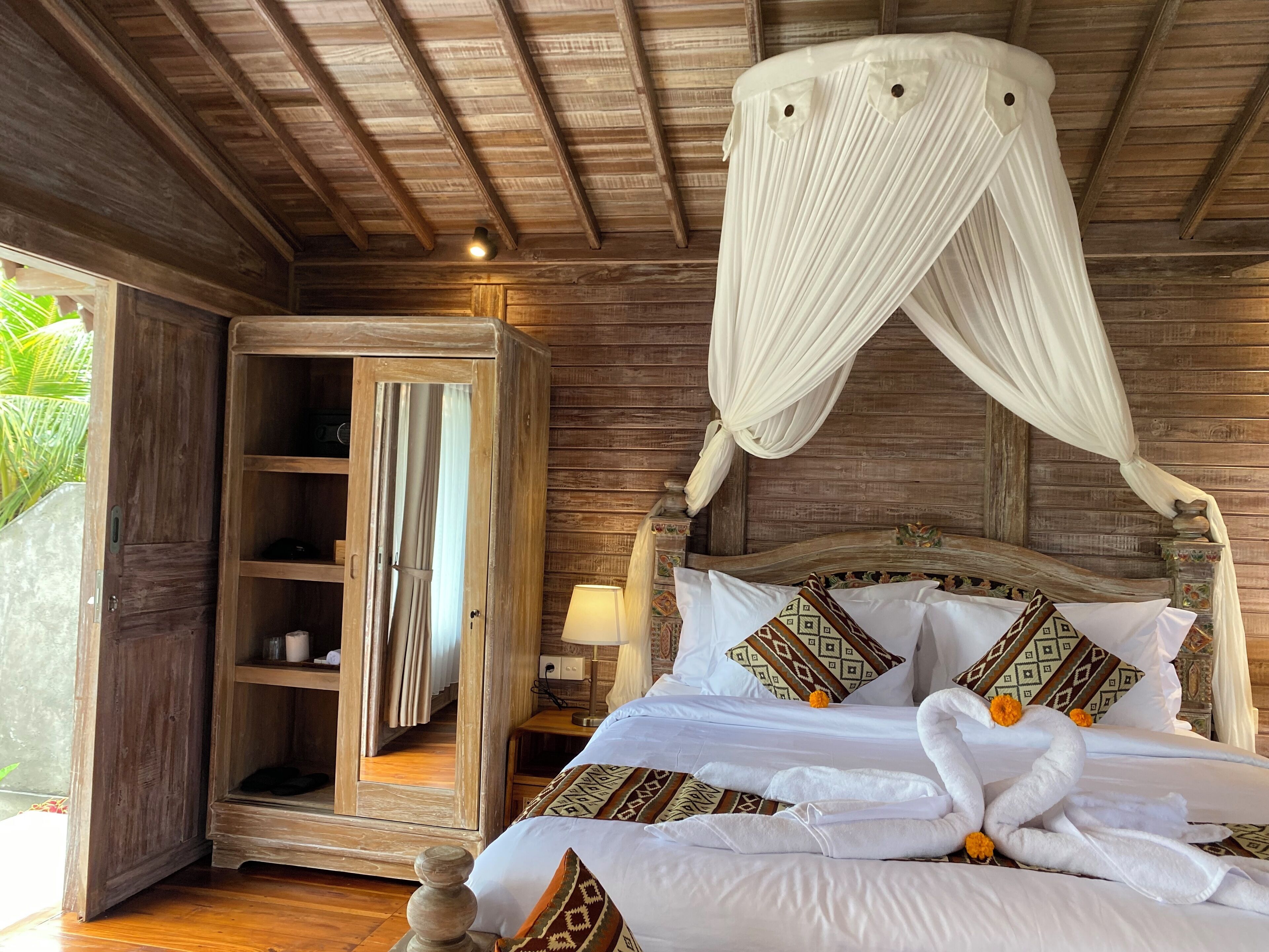 ميني بار وخزنة داخل الغرفة ومكتب ومساحة عمل للكمبيوتر المحمول