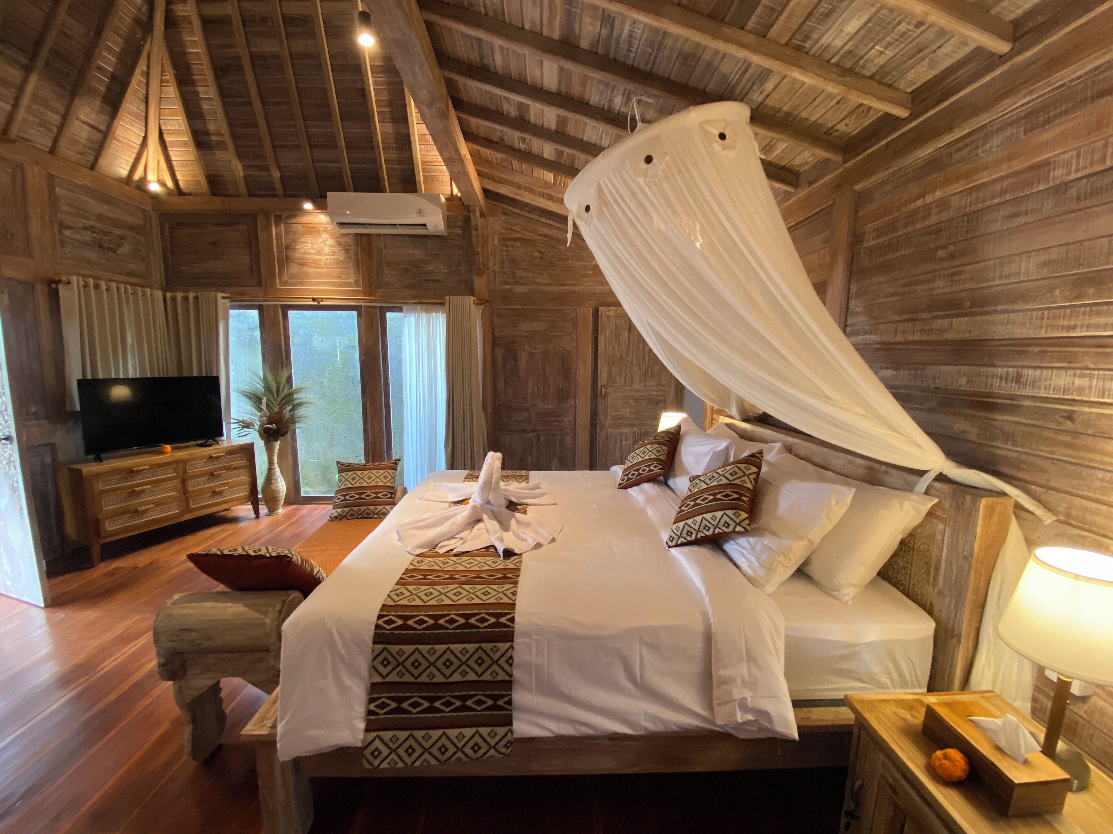 Deluxe villa, uitzicht op zwembad | Een kluis op de kamer, een bureau, een laptopwerkplek, gratis wifi