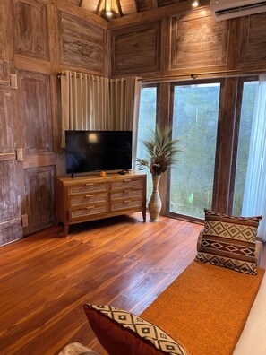 Vila luxo, vista para o jardim | Cofres nos quartos, escrivaninha, espaço de trabalho para notebook