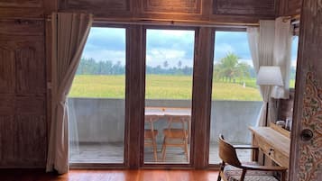 In-room safe, desk, laptop workspace, free WiFi