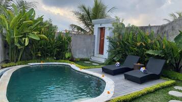 Piscina externa, espreguiçadeiras