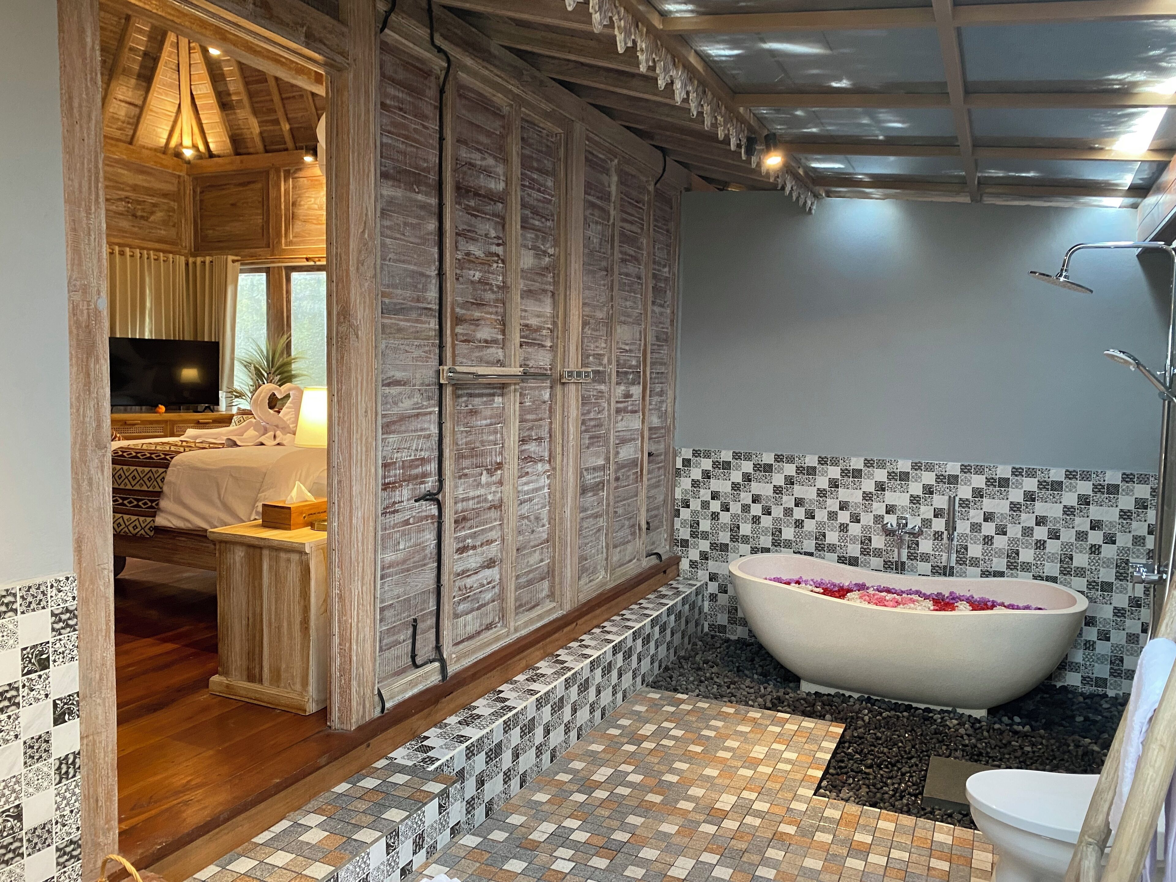Deluxe-Villa, Poolblick | Badezimmer | Badewanne und Dusche (separat), Haartrockner, Hausschuhe, Bidet