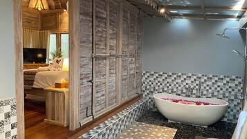 Deluxe-Villa, Poolblick | Badezimmer | Badewanne und Dusche (separat), Haartrockner, Hausschuhe, Bidet