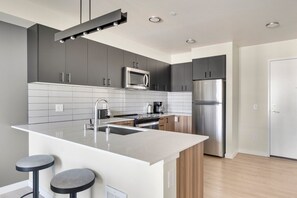 ثلاجة، ميكروويف، فرن، موقد طهي مسطح