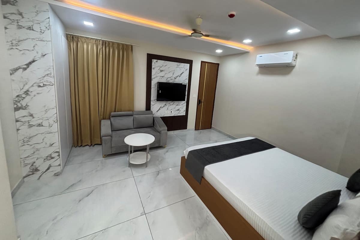 Executive Double Room | Desk, free WiFi