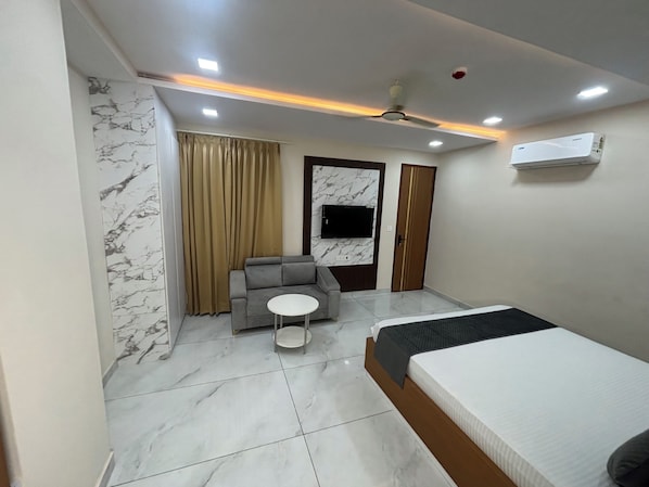 Executive Double Room | Desk, free WiFi