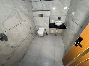 A bathroom with a toilet, bidet, and sink. - Hotel Arsh Rukmani (Jaipur)