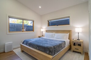 2 chambres, bureau, fer et planche à repasser, lit parapluie