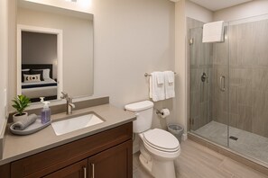 Douche, sĂšche-cheveux, serviettes fournies, savon
