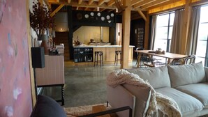 Un salón acogedor con sofá, una mesa de centro y una cocina al fondo.