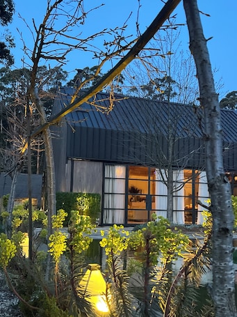 Exterior. The Barn at Stonewalls - Farm stay in 25 acres In Daylesford