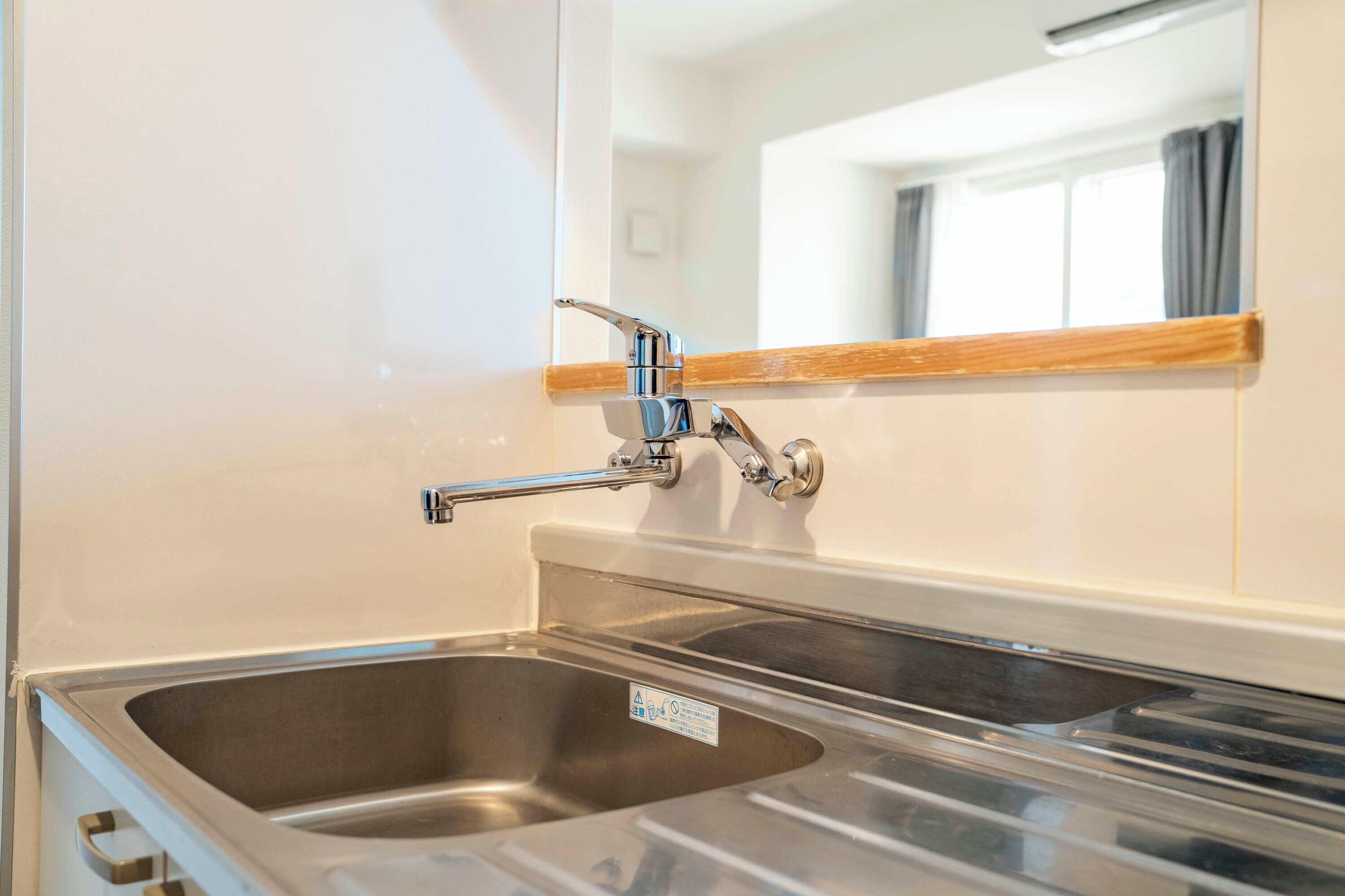 Lemari es, microwave, kompor, dan pemanggang roti