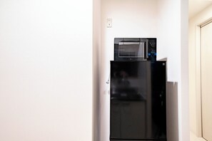 Refrigerador, microondas, placa de cocina