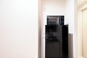 Refrigerador, microondas, placa de cocina