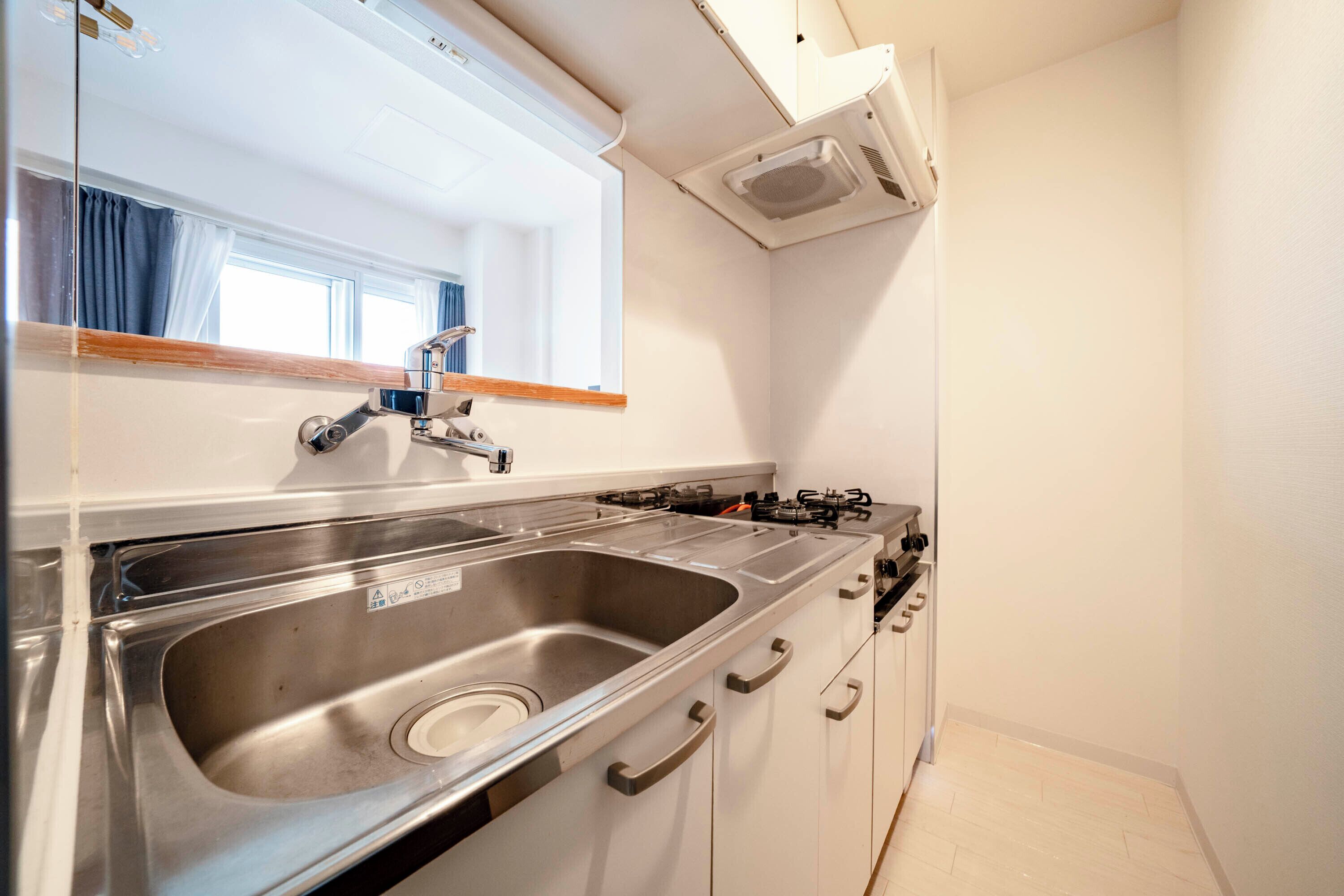 Lemari es, microwave, kompor, dan pemanggang roti