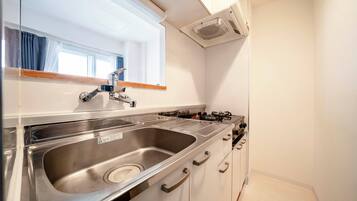 Réfrigérateur, micro-ondes, plaque de cuisson, grille-pain