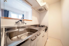 Geladeira, micro-ondas, cooktop, torradeira