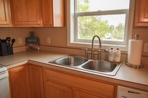 Microwave, oven, stovetop, dishwasher - Cowboy Condo in Charming Shelby (Shelby)