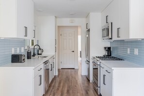 Refrigerador, microondas, horno y lavavajillas 