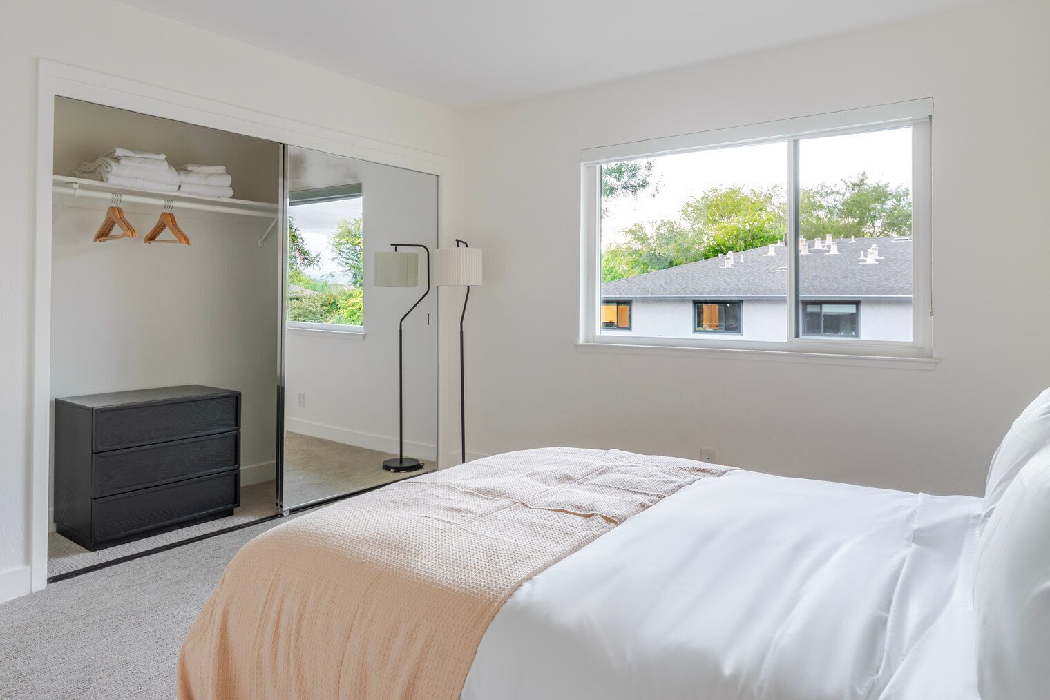 2 habitaciones, tabla de planchar con plancha, wifi y ropa de cama 