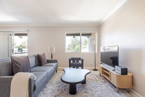 Een televisie en een stereo