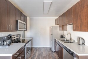 Een koelkast, een magnetron, een oven, een kookplaat