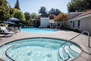 Pool - Blueground | Campbell, pool, nr Campbell Park (Campbell)