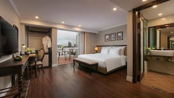 Terrace Suite | In-room safe, desk, laptop workspace, blackout drapes