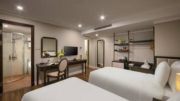 Deluxe Connecting Room | In-room safe, desk, laptop workspace, blackout drapes