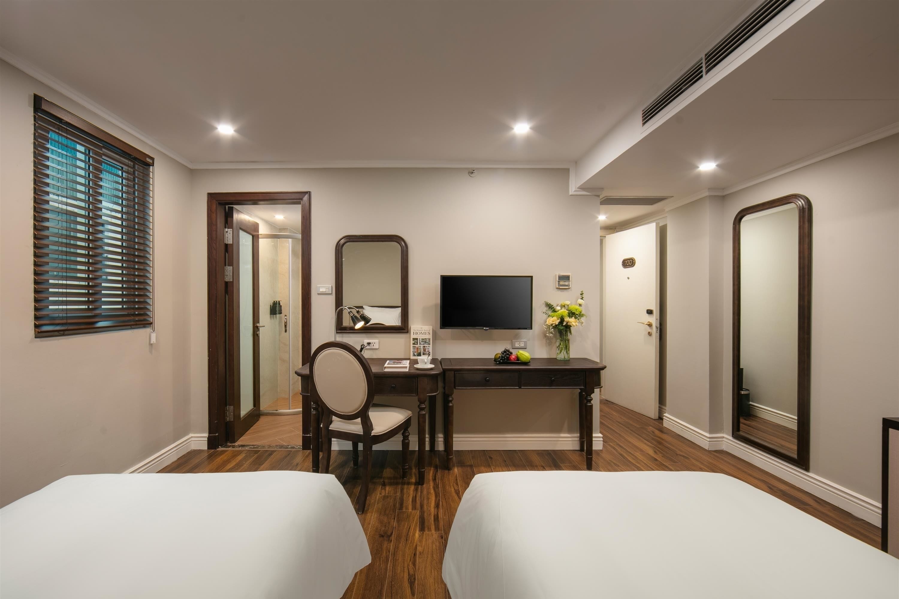 객실 내 금고, 책상, 노트북 작업 공간, 암막 커튼