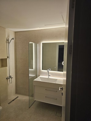 SĂšche-cheveux, serviettes fournies, savon, papier toilette