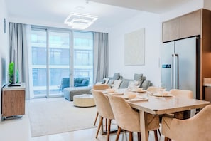 Superior-Apartment, 2 Schlafzimmer, Balkon, Meerblick | Wohnbereich