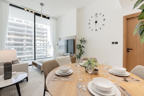 Deluxe Apartment, Balcony, City View | In-room dining
