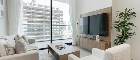 Căn hộ Deluxe, ban công, quang cảnh thành phố | Khu phòng khách | Smart TV 55-inch có truyền hình kỹ thuật số