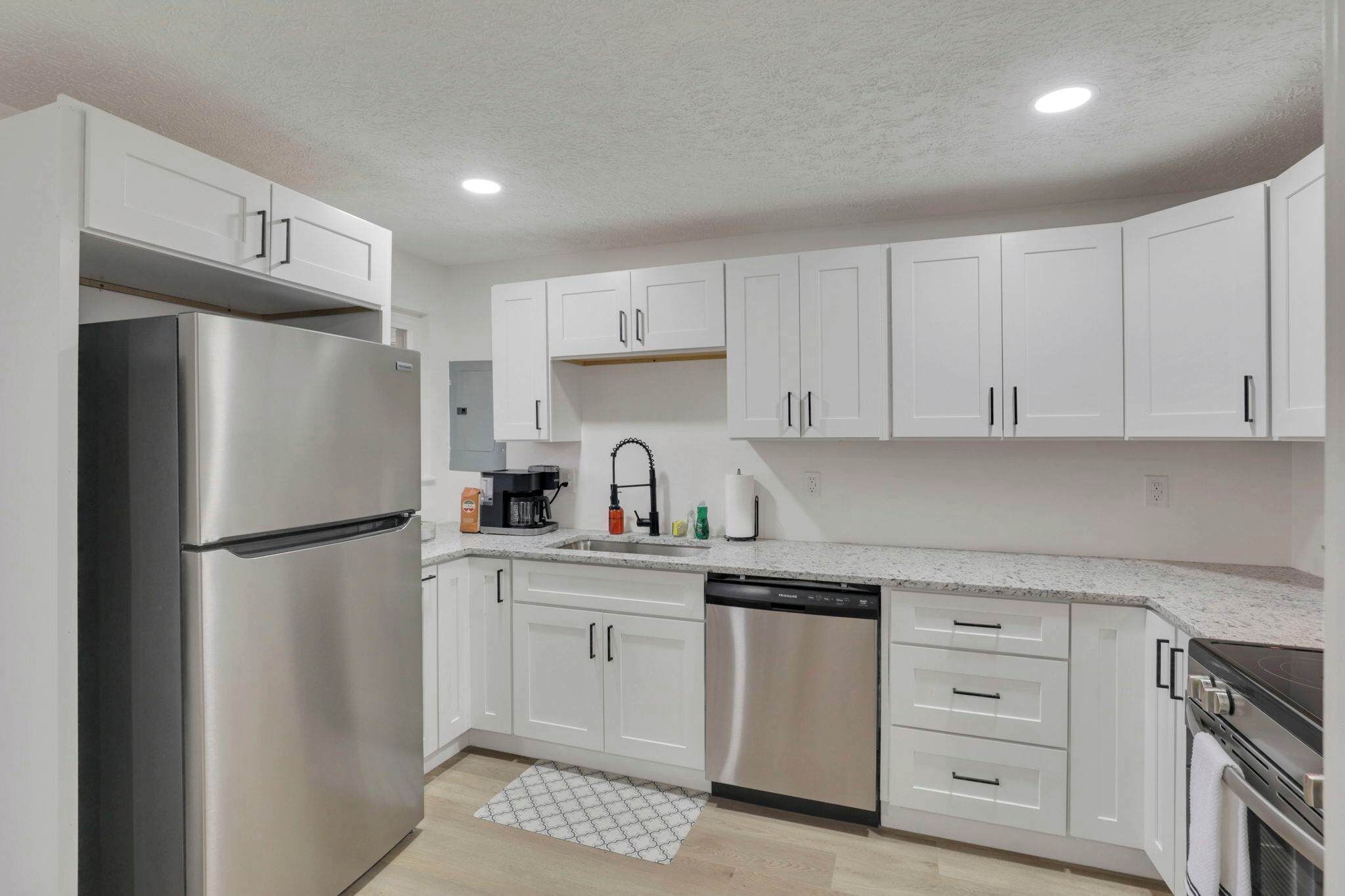 Refrigerador, microondas, horno y parrilla de estufa 