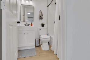 淋浴设施、吹风机、毛巾