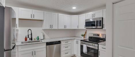 Refrigerador, microondas, horno, placa de cocina