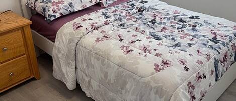 4 dormitoris, planxa i posts de planxar, Internet i roba de llit